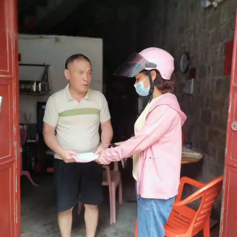 新兴社区帮扶联系人入户发放宣传明白纸