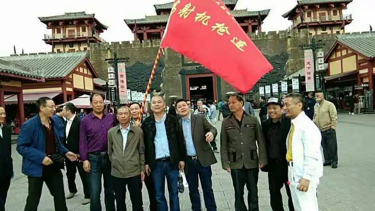 在高机连旗旁合影曹晨朗,吕连,周志炎吴建林与姚指南昌战友合影邓根宝