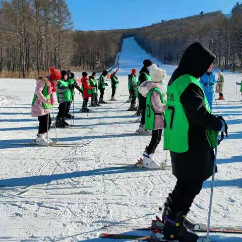 体验冰雪活动  筑梦冰雪情怀