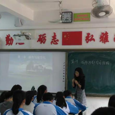 东方市民族中学开展“上好每一节课”推门随堂听课活动