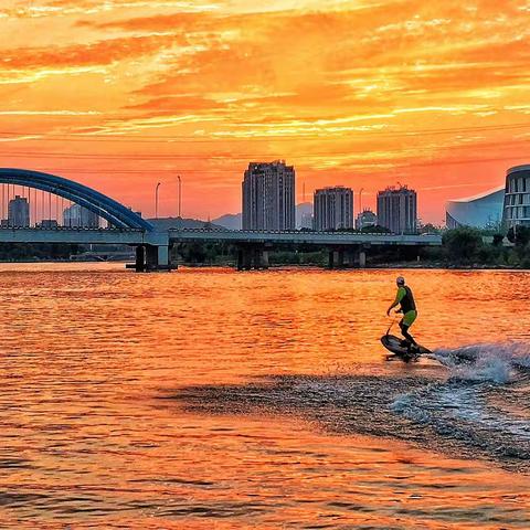 夕阳余晖，冲浪增色不少