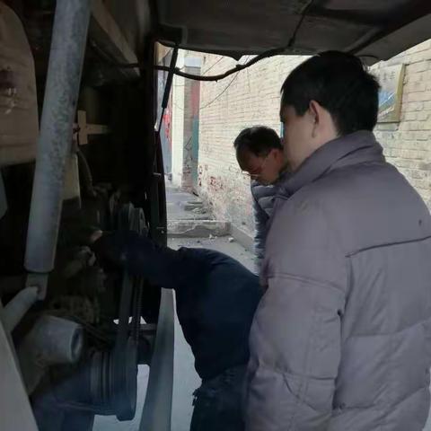 凌晨等待抢修 感动车主