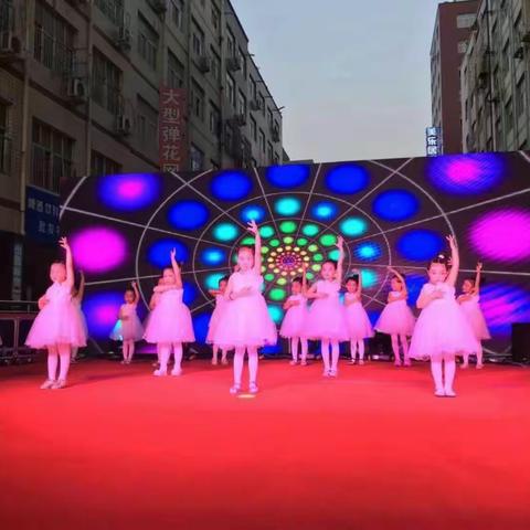 甜橙树幼儿园六一晚会邀请函