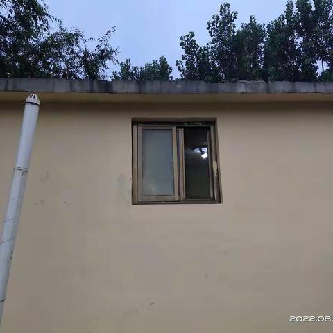加快迎评工作步伐，开学前完成基本建设。