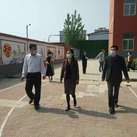 分批开学进校门  次次复学牵人心——记教育局魏局长莅临化肥厂学校督导检查六年级复学准备工作
