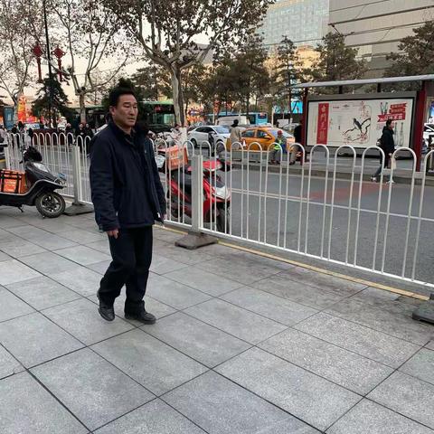 区人大常委会副主任袁新中对南门外“五化”开展体验式巡查