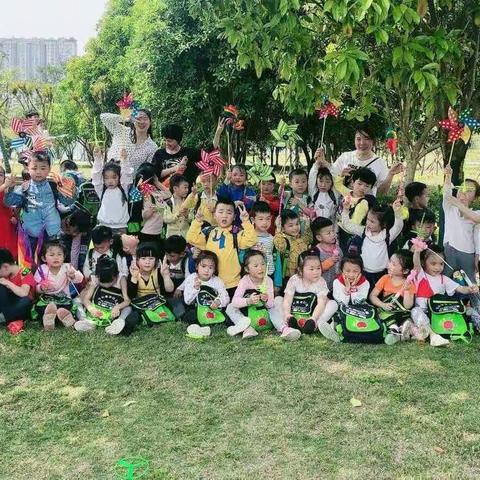 风和日丽   阳光明媚   草长莺飞，今天我们跟老师一起去东洲岛春游喔！