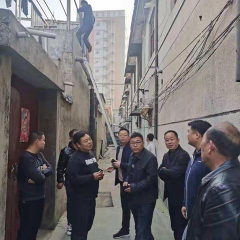 10月30日，许由街道组织开展集中行动，全力推进房屋安全隐患整治工作。