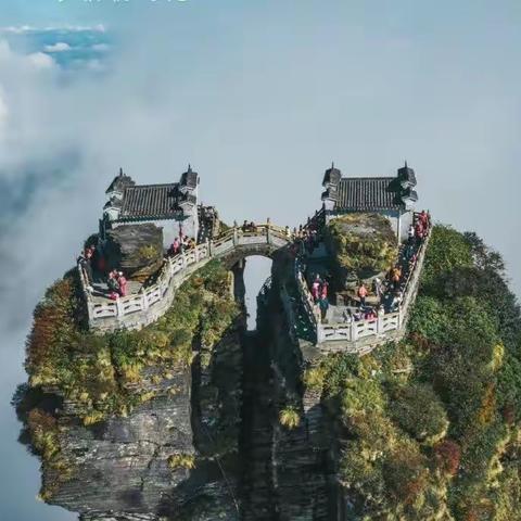 雨中拜游梵净山