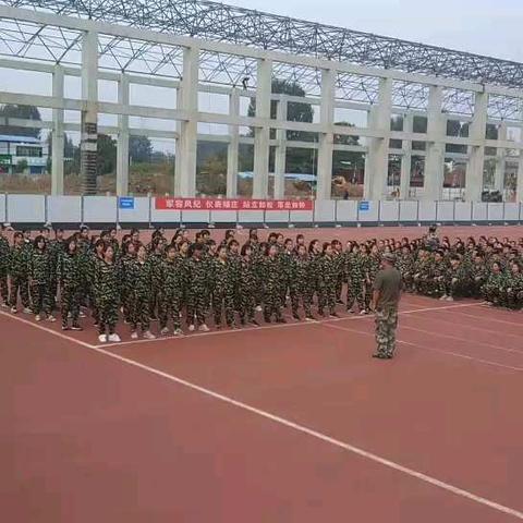 高一六班军训第二篇（坚持到底，永不放弃，认真练习，提升自我）