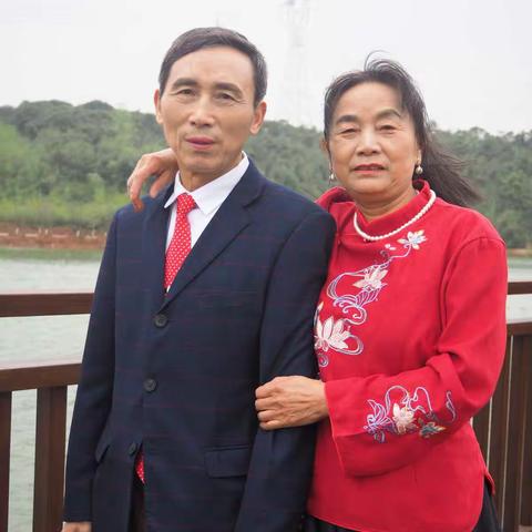 人们恋世，无不用尽力气；愿你我相爱，虽哭不疲
