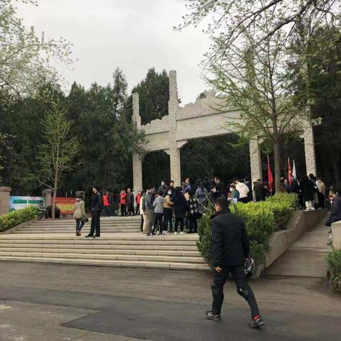 智远街道退役军人服务站祭扫烈士陵园