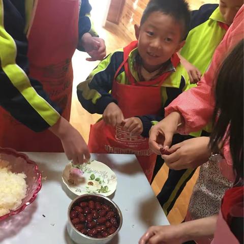 当美食遇上光华👦👩👼-----青海省西宁市城西区光华小学生活体验课程之银耳莲子汤