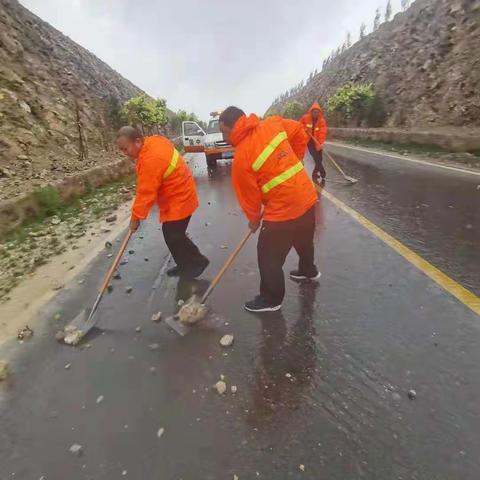 加强雨中道路巡查    筑牢汛期安全屏障