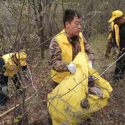 保护美丽长白环境 横林帮客长松公路沿线捡拾垃圾——记庆祝建党100周年系列活动