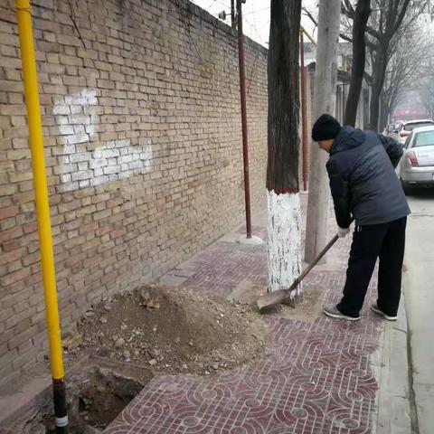 高陵区总工会2019年1月12日组织干部开展大清扫大冲洗大擦洗活动，对包抓路段盐店巷进行清理整治