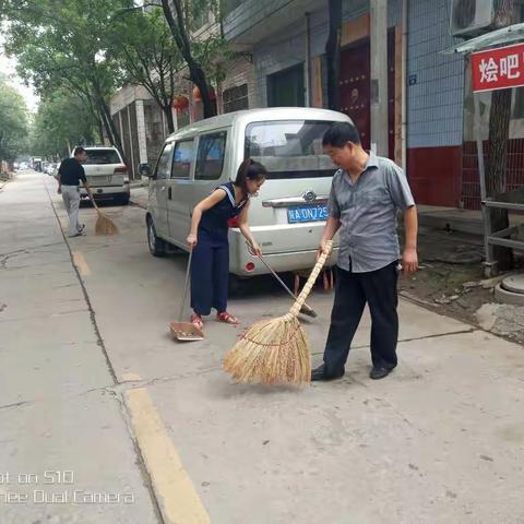 区总工会组织干部落实第66个路长制与烟头不落地高陵更美丽活动 对包抓路段进行打扫除。