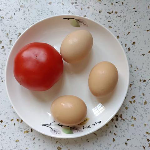 大家好，我是城关一小四八班阳廷玉，今天我做的是西红柿炒鸡蛋，接下来我们一起去看看吧！