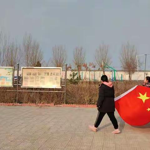 清丰县柳格镇东南小学举行“传承雷锋精神  热爱伟大祖国”主题升旗活动