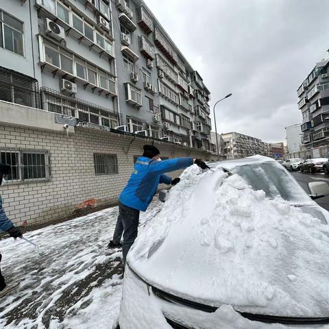 【瑞雪兆丰年，清雪保安全】静态交通历城区公司道路停车管理员进行义务清雪服务