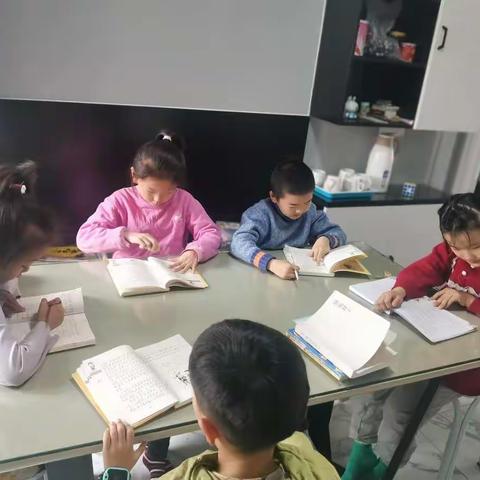 书香伴我成长—莱州中学小学一（二）班家庭读书社活动