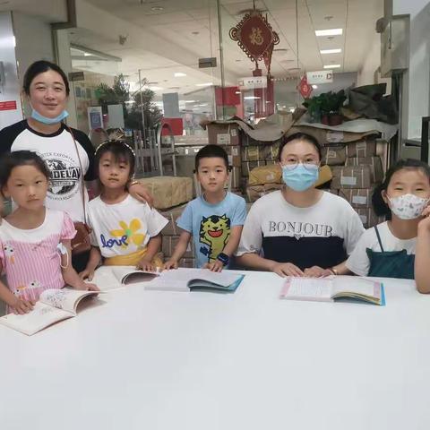 温情陪伴 共享阅读美好时光——中心小学一年级二班暑假读书社亲子共读