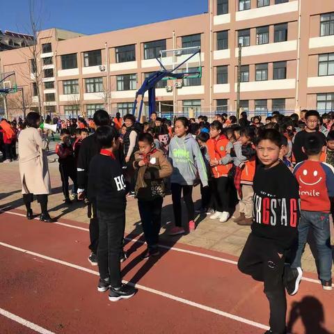 咸家工业区学校中年级级部接力赛