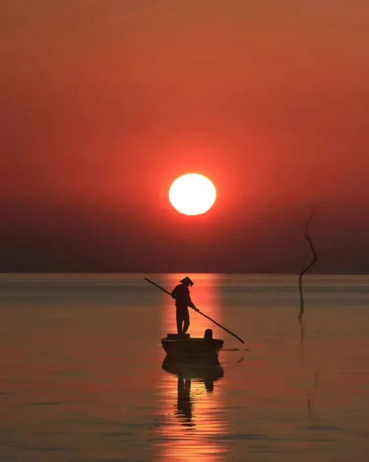 江上云烟余晖照水炫轻舟,晚韵迷人落日愁.