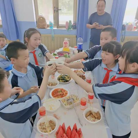 七里镇中学“七彩食育坊”——二一班烹饪实践课