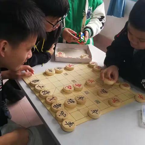 2022年下期，播阳中学开办的课后服务“棋艺兴趣班”，同学们踊跃报名，很受学生欢迎。