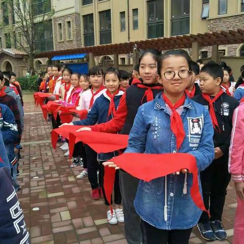 龙湖镇红河谷外国语小学建队日活动“让童年和红领巾一起飞扬”