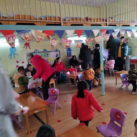 维多利亚幼儿园托二班圣诞节快乐