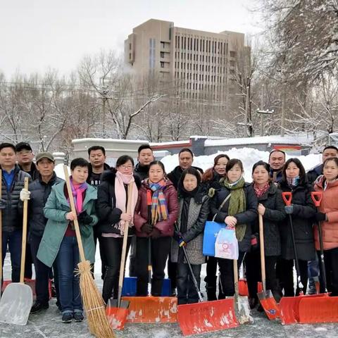 家校共建齐扫雪 情意温暖满校园 ——五（3）班