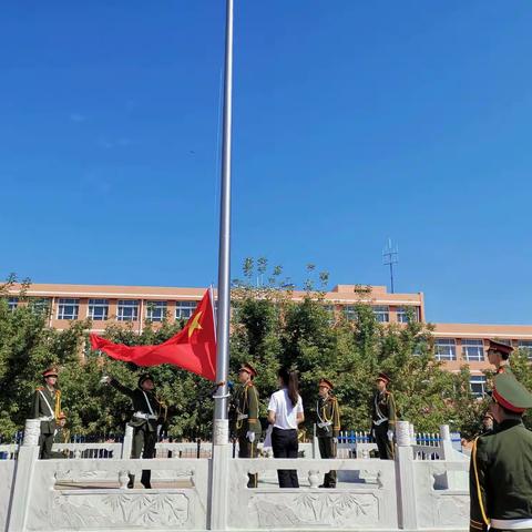 开学第一课   我为祖国升国旗——泰来县第一中学组织学生观看《开学第一课》