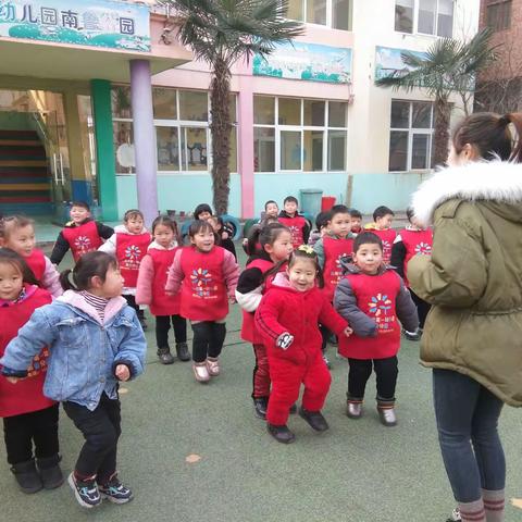 沁阳市第一幼儿园南鲁分园小班户外游戏《翻山越岭》