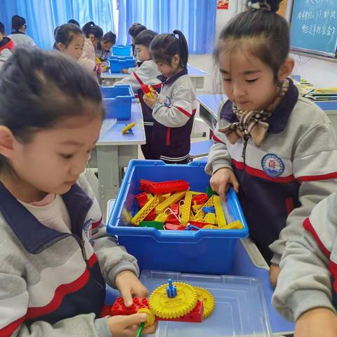 七维创客走进龙泉小学一年级三班