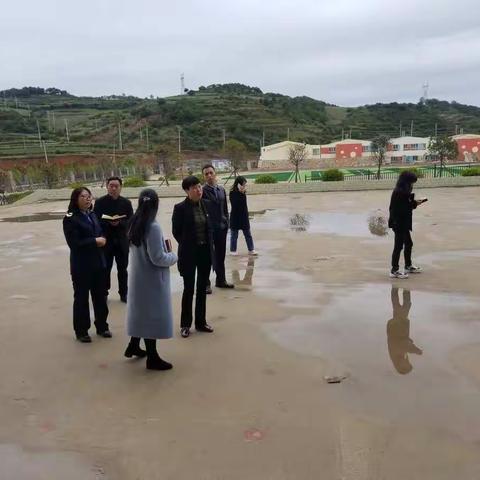 马丽飞副县长一行到威宁七小调研指导开学准备工作