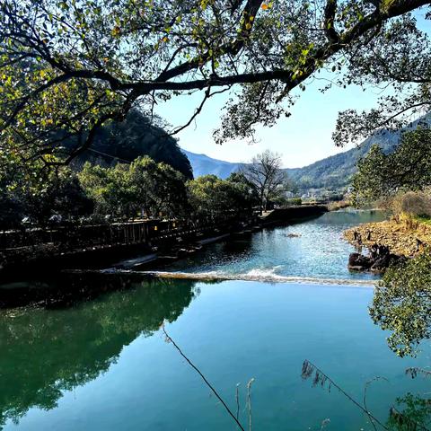 水渠、溪流与古道并行的马岭古道（桐庐段）
