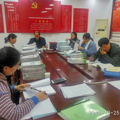 丹凤县教研室陈卫刚副主任一行深入第一小学开展教学工作督查及调研活动