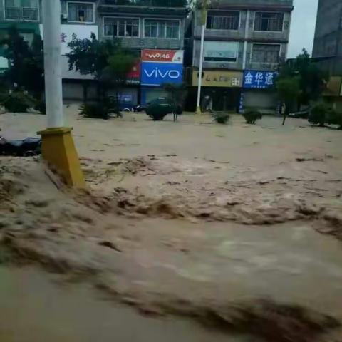 顶效、鲁屯等地遭遇大暴雨袭击！道路塌方，街道被淹