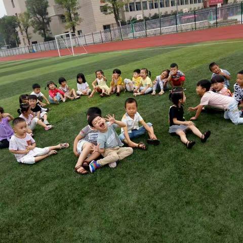 东升1+1幼儿园中1班主题活动《我和朋友在一起》小结