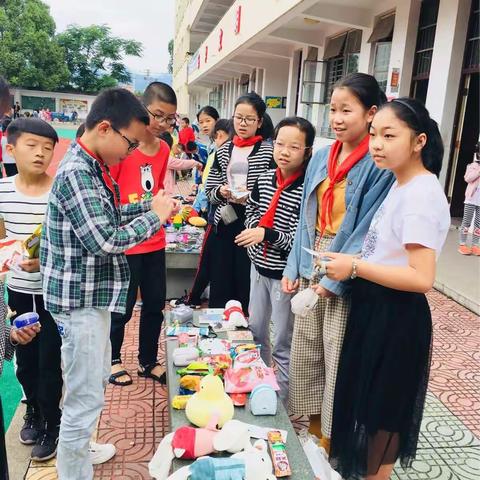 阳溪小学：庆“六·一”暨“红领巾跳蚤市场”活动