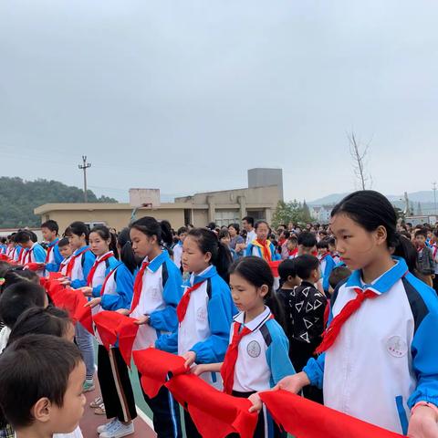 红领巾相约中国梦 ——滩头小学庆祝少先队建队70周年暨新队员入队仪式活动