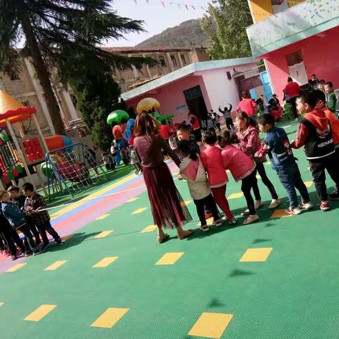 愉快的幼儿园生活……