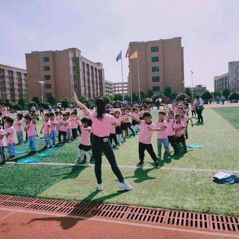 风之所向    筝有所求 放飞烦恼    留下快乐      格林童话幼儿园第一届“筝舞蓝天，放飞梦想”亲子风筝节！