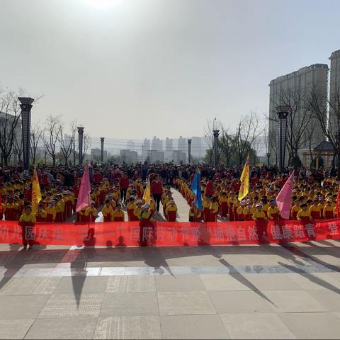 君子乐幼儿园“庆祝五一劳动节暨拥抱自然，健康踏青活动”圆满结束[玫瑰]我们君子乐中二班的宝宝