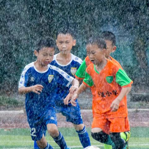 风雨无阻、雨中奋战、这才是拼搏精神、载德小学～功夫足球精神[强][强][强]