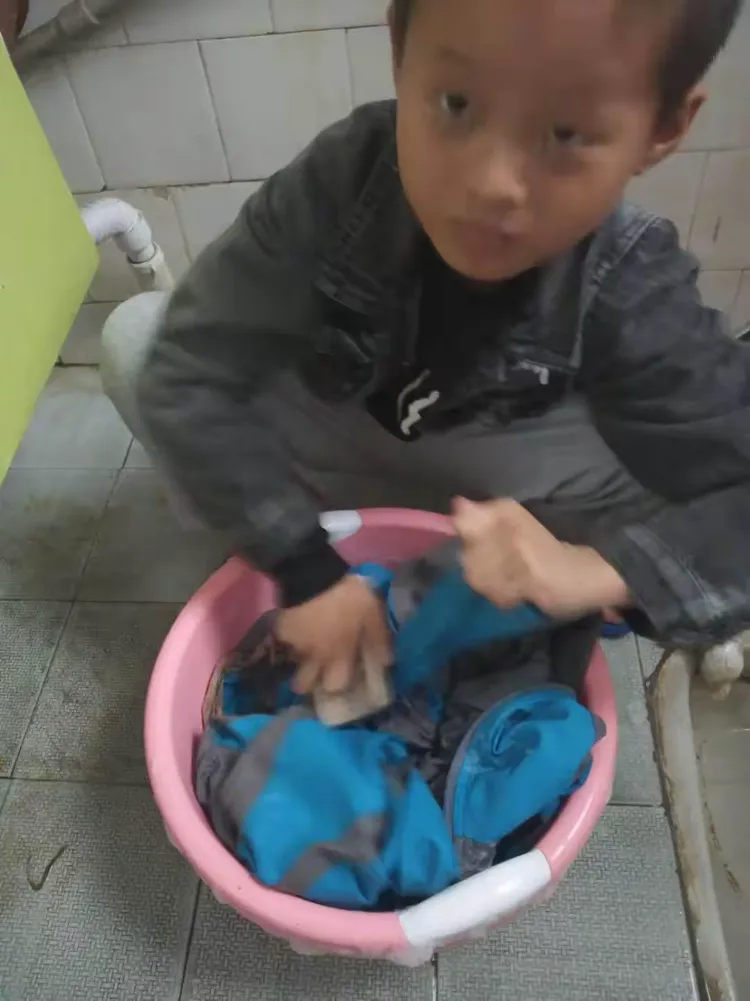 我的小手还会洗菜、洗衣服、洗鞋……