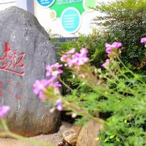 爱心之举显真情 捐赠校服暖人心——中管小学举行捐赠校服仪式