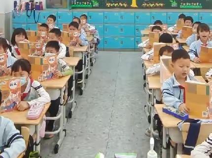 “好书推荐，快乐共享”——记滨九美丽沙分校二（1）班课前好书推荐活动（第一周）